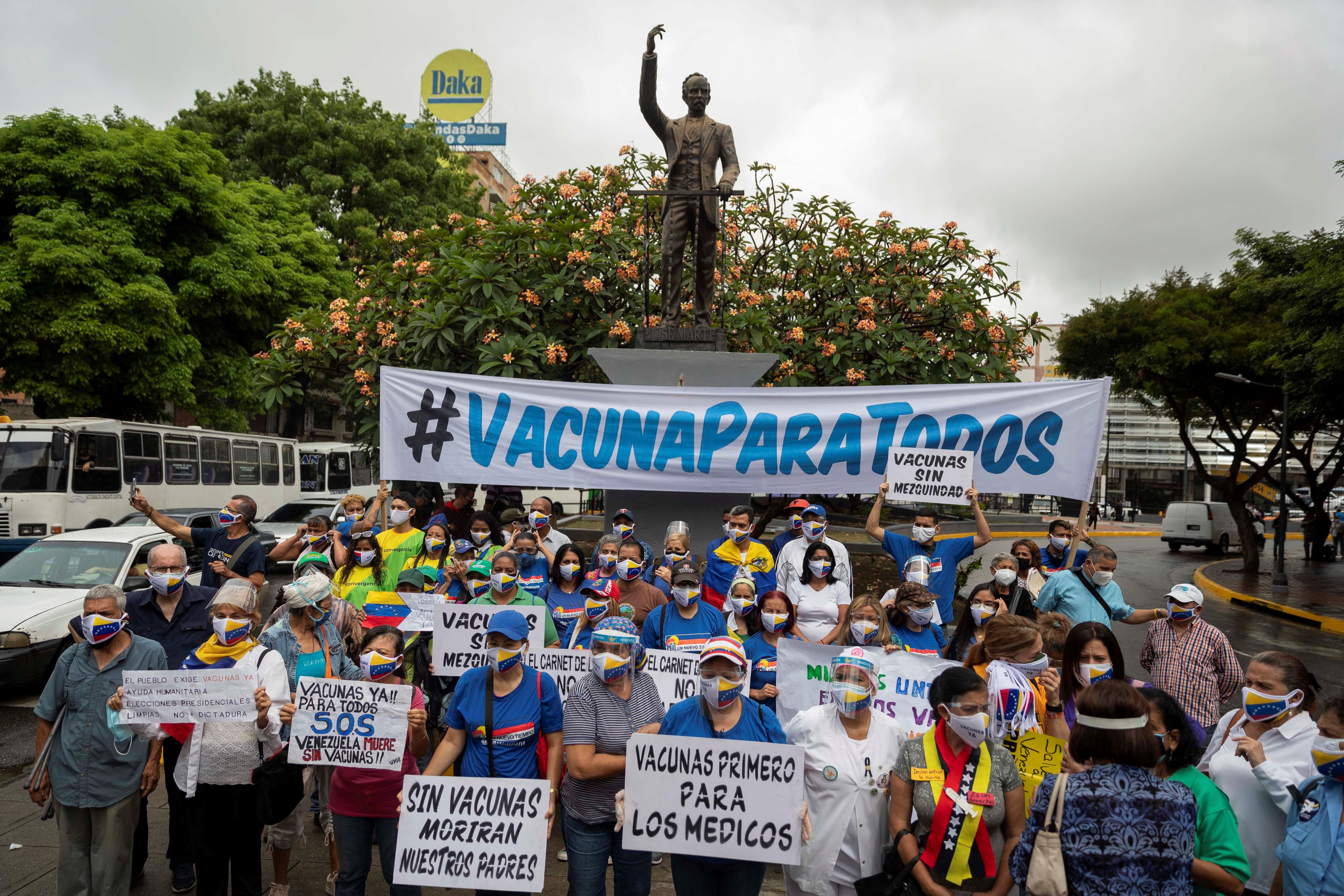 Un grupo de personas participa en una manifestación para exigir plan de vacunación de covid-19 en la Plaza José Martí de Caracas (Venezuela). (Foto Prensa Libre: EFE) 