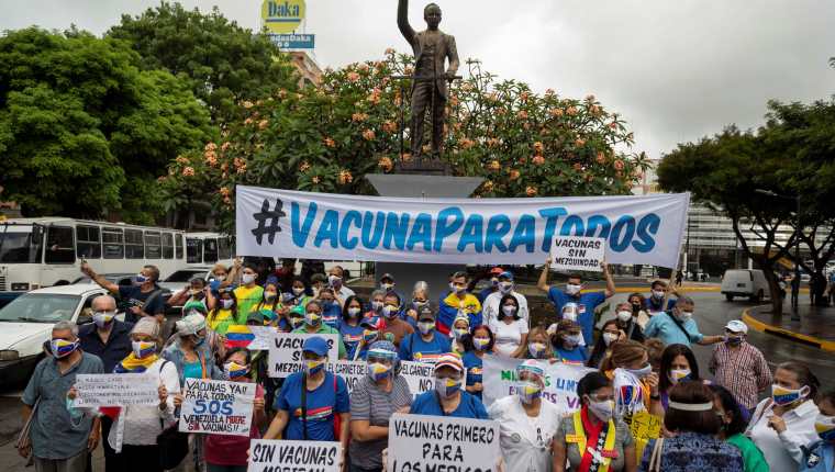 Un grupo de personas participa en una manifestación para exigir plan de vacunación de covid-19 en la Plaza José Martí de Caracas (Venezuela). (Foto Prensa Libre: EFE) 