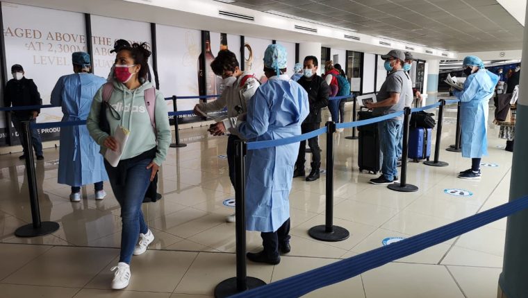 Mientras en el país diversos sectores y población de diferentes edades esperan poder ser vacunados contra el covid-19, cientos de guatemaltecos están viajando a otros países para vacunarse. (Foto, Prensa Libre: Hemeroteca PL).