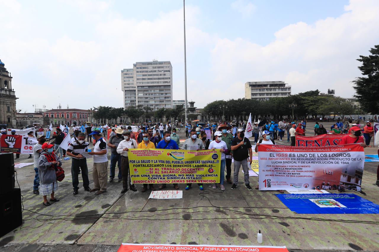 Sindicalistas manifiestan en la Plaza de las Niñas, en la zona 1 de la capital, en conmemoración del Día del Trabajo. (Foto Prensa Libre: Elmer Vargas)