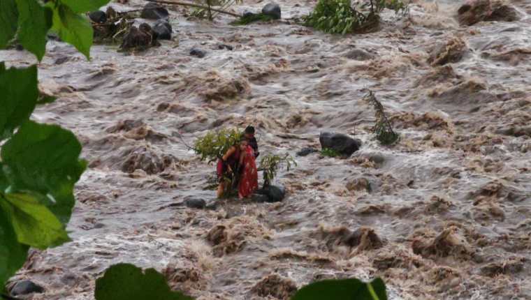 Varias personas quedaron atrapadas en la corriente del río San Francisco, en Río Bravo, Suchitepéquez. (Foto Prensa Libre: Conred)
