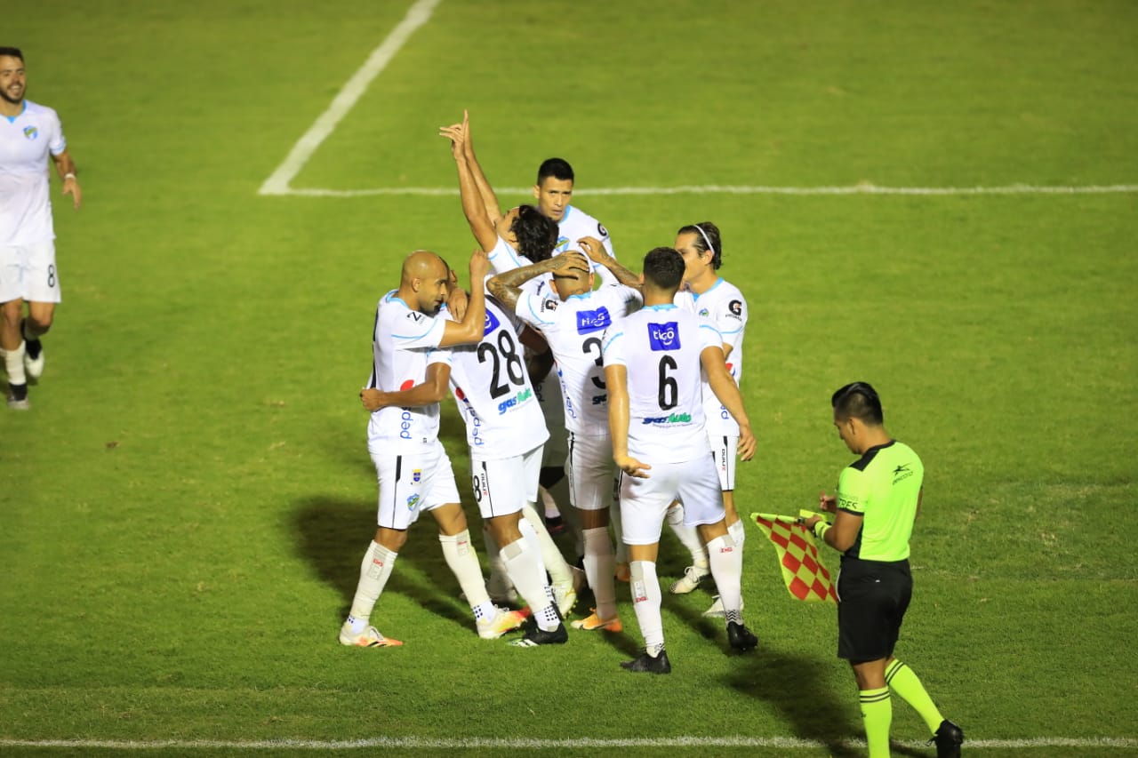 Los jugadores de Comunicaciones festejan el gol de José Corena en el triunfo contra Sacachispas. (Foto Prensa Libre: Carlos Hernández).