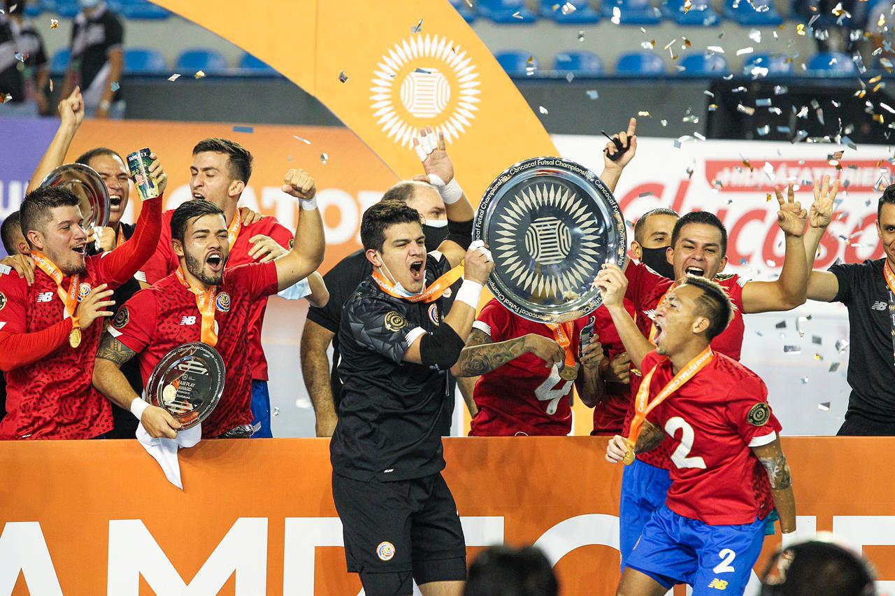 La Selección de Costa Rica festeja el título de campeón de la Concacaf, después de vencer en la final a Estados Unidos. (Foto Fedefut).