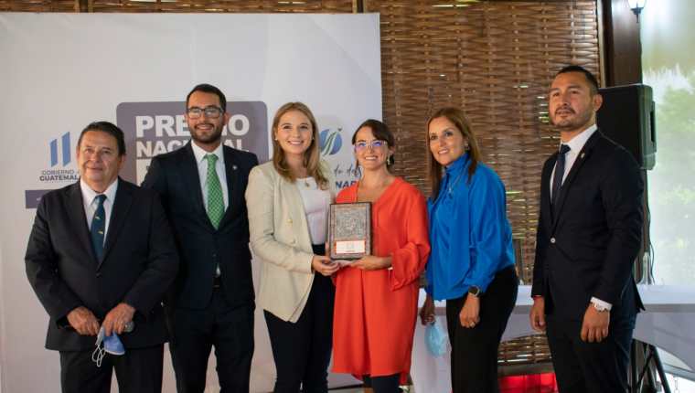 Las hermanas Andrea y Fernanda Jarquín fueron las encargadas de recibir este premio de parte de las autoridades del Maga. Foto Prensa Libre: Cortesía.