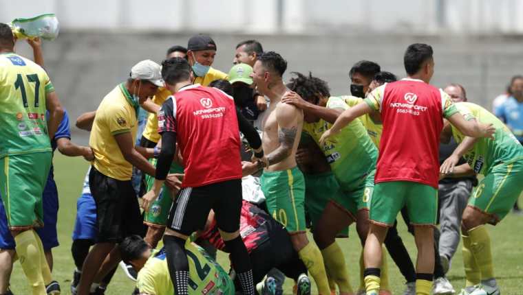 Los jugadores de Sololá festejan el ascenso a la Liga Nacional, después de superar a Quiché FC. (Foto Prensa Libre: Esbin García).