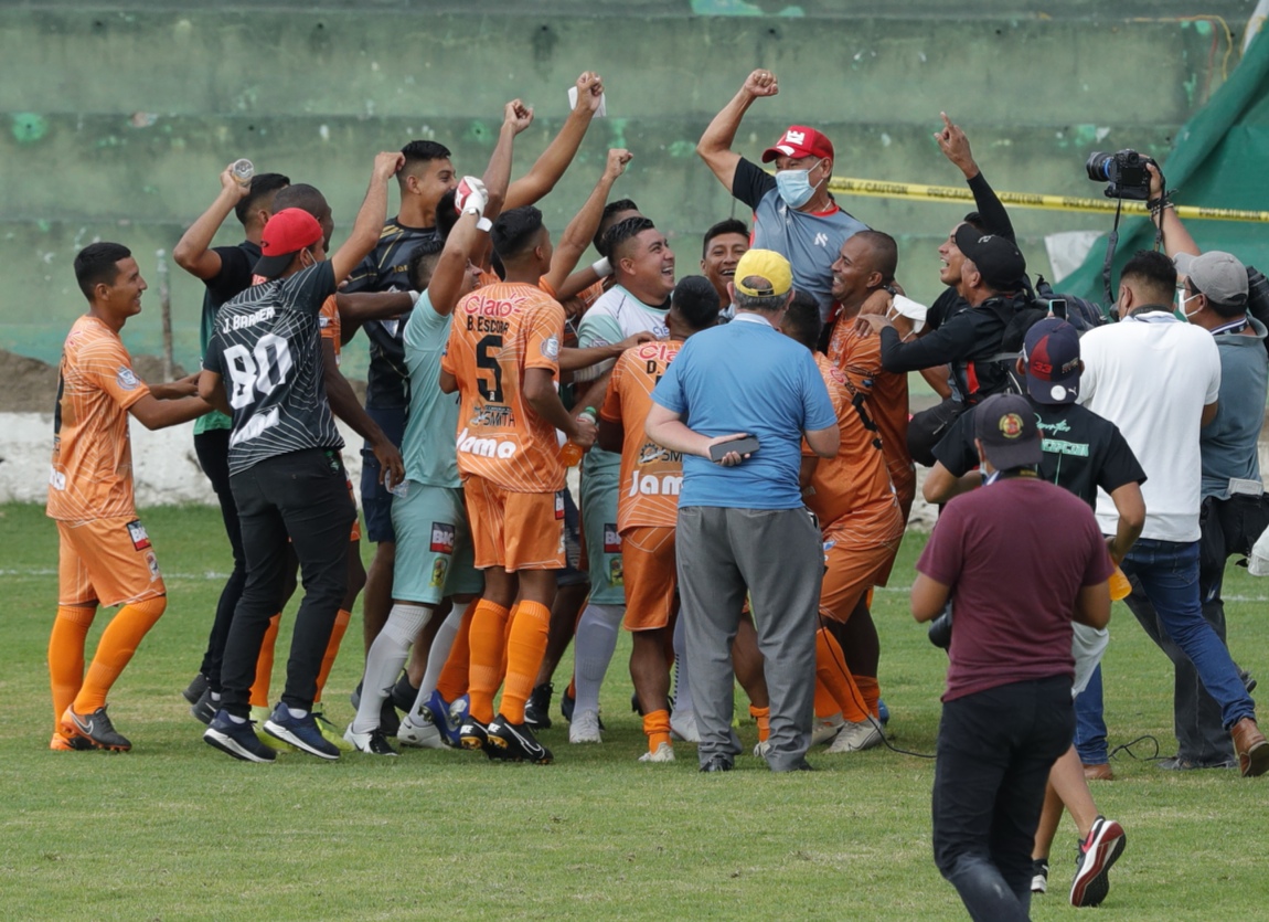Los jugadores de La Nueva Concepción celebran a lo grande el ascenso a la Liga Nacional, luego de vencer a Aurora. (Foto Prensa Libre: Esbin García).