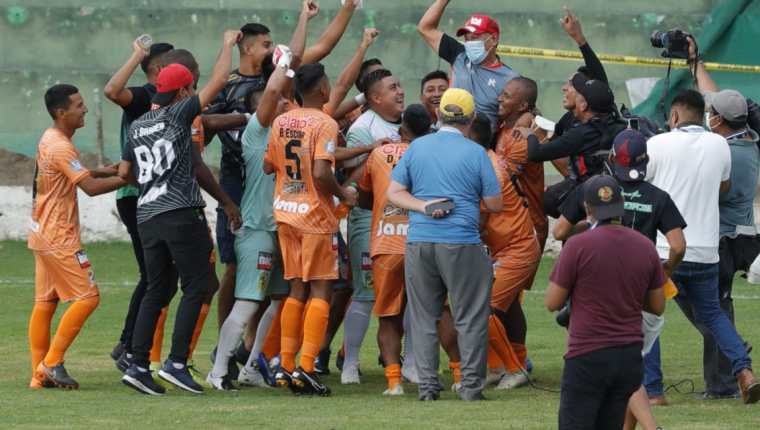 Los jugadores de La Nueva Concepción celebran a lo grande el ascenso a la Liga Nacional, luego de vencer a Aurora. (Foto Prensa Libre: Esbin García).