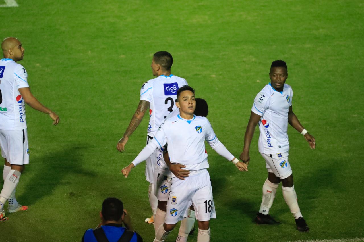 Óscar Santis festeja el gol del empate y que le dio el pase a la final a Comunicaciones frente a Iztapa. (Foto Prensa Libre: Elmer Vargas).