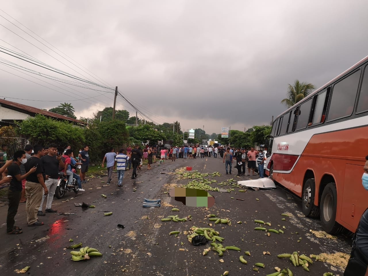 Las personas heridas fueron trasladadas a diferentes centros hospitalarios. Foto Prensa Libre: Cruz Roja de Guatemala.