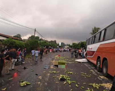 Choque de ocho carros deja 1 muerto y 11 heridos en El Asintal, Retalhuleu