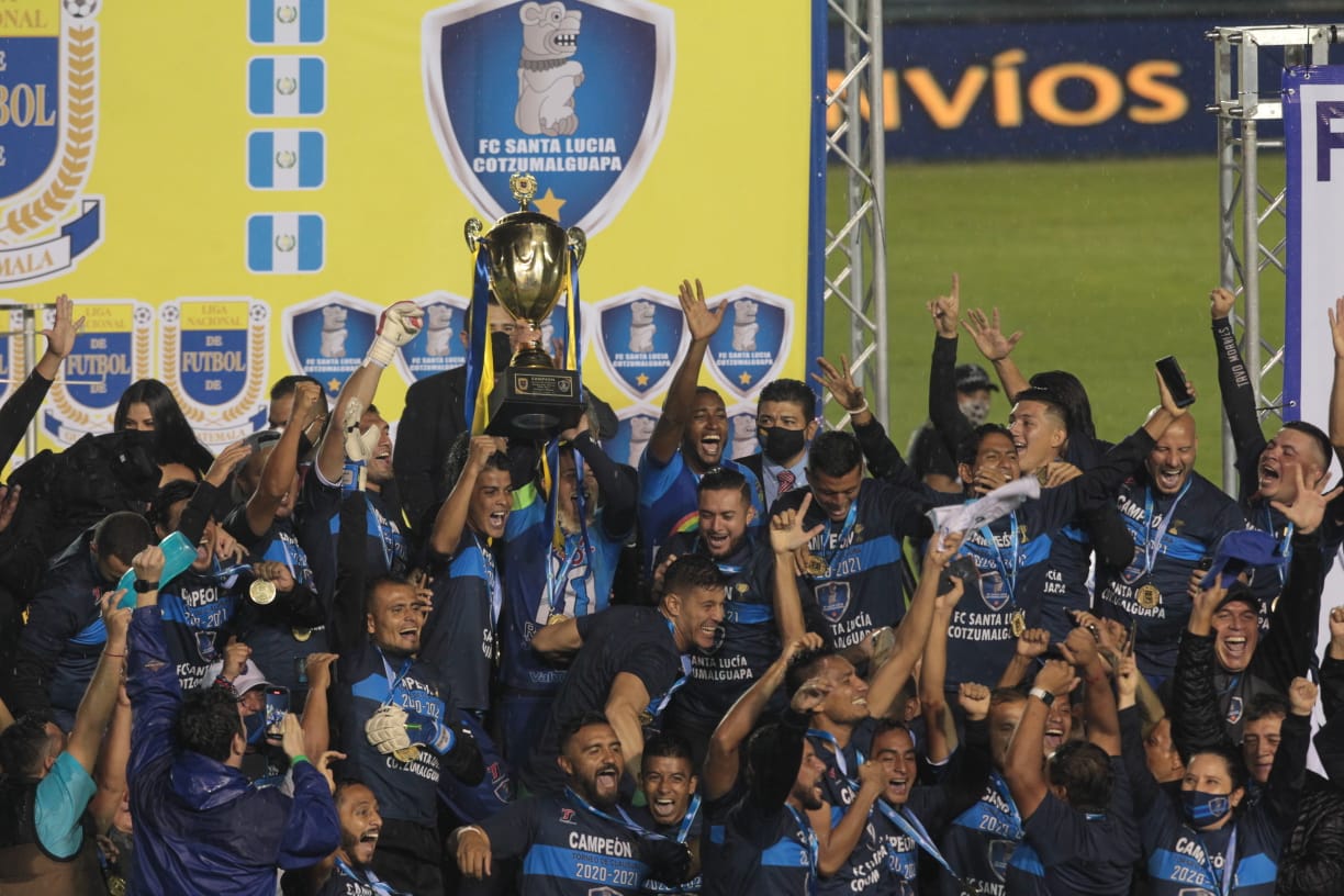 Los jugadores de Santa Lucía festejan con la Copa de campeón del Clausura 2021. (Foto Prensa Libre: Norvin Mendoza).