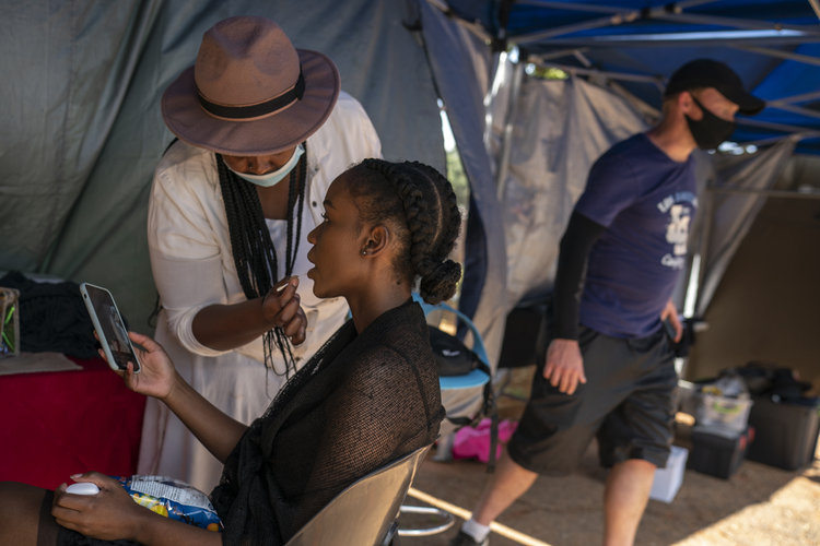 Ama Qamata, que estelariza la cinta “Blood and Water”, en el foro de una telenovela en Johannesburgo. (Joao Silva/The New York Times) 