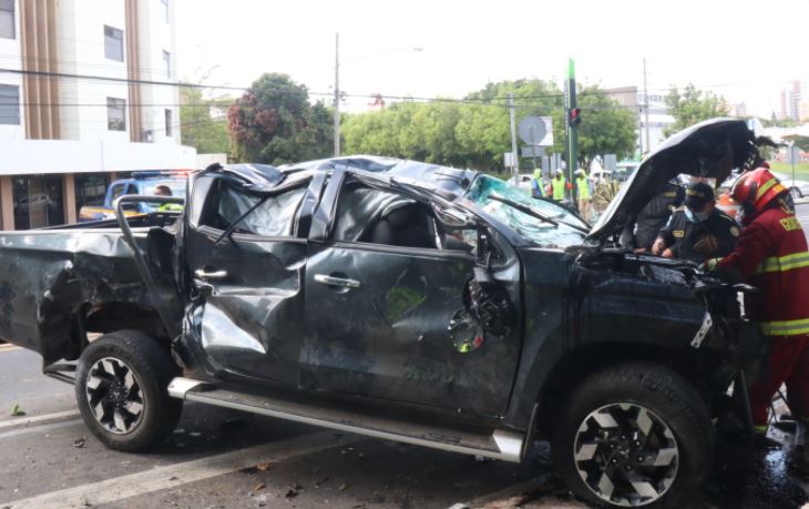 Un accidente de tránsito se registró en la Avenida Hincapié, zona 13, varias personas resultaron heridas. (Foto Prensa Libre: Bomberos Municipales)