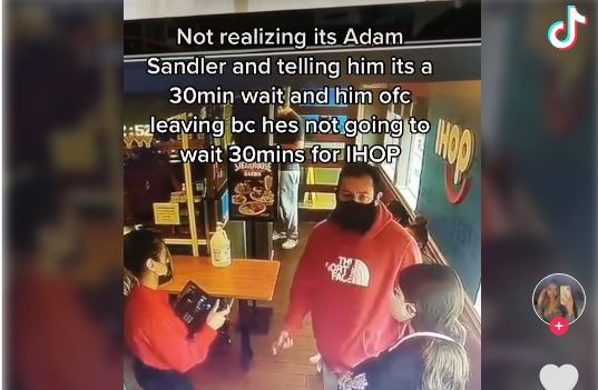 El actor Adam Sandler no fue reconocido por una trabajadora de un restaurante y por esa el video se hizo viral. (Foto Prensa Libre: TikTok