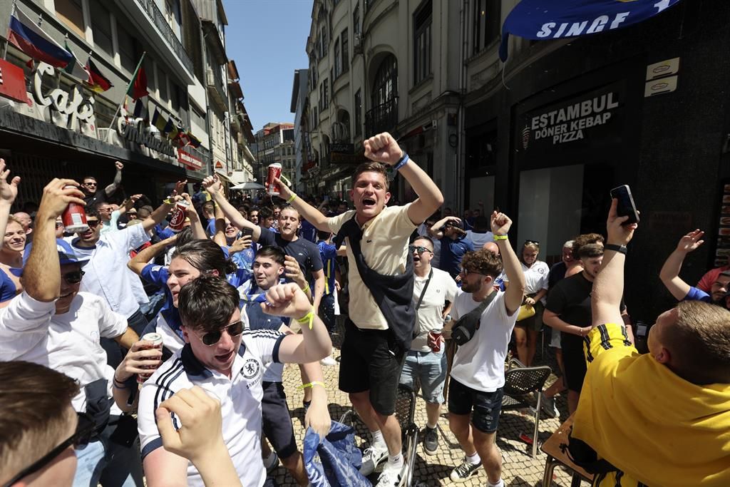 Aficionados del Chelsea disfrutan de la fiesta previa al partido de la gran final de la Champions   League. (Foto Prensa Libre).
