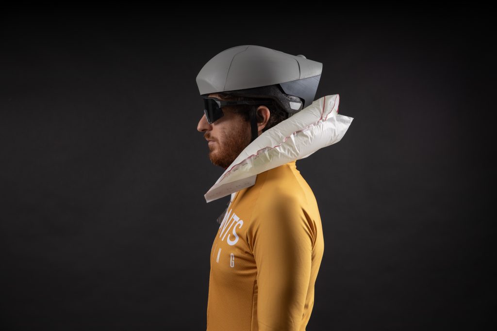 La empresa Evix desarrolla un sistema de airbag perfectamente integrado en la parte posterior del casco del ciclista. (Foto Prensa Libre: Tomada de evixsafety.com)