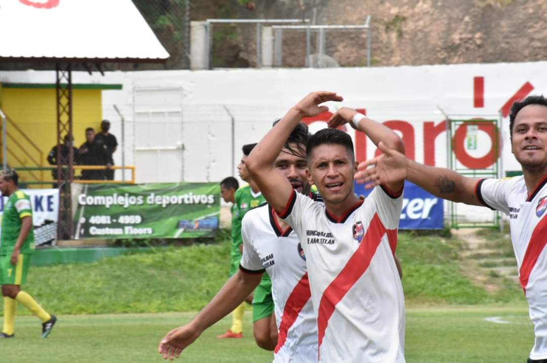 Los jugadores de Amatitlán festejan uno de los goles contra Chiquimulilla, en el partido por el ascenso a la Primera División. (Foto AndresNadf).