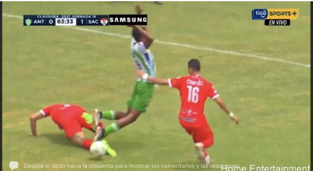 El árbitro Wálter López fue criticado por marcar el penalti a favor de Antigua GFC, que al final evitó el descenso del club a la Primera División. (Foto Redes).