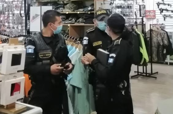 Agentes de la PNC durante uno de los cateos para buscar armas no letales que ingresaron ilegalmente al país. (Foto Prensa Libre: MP)