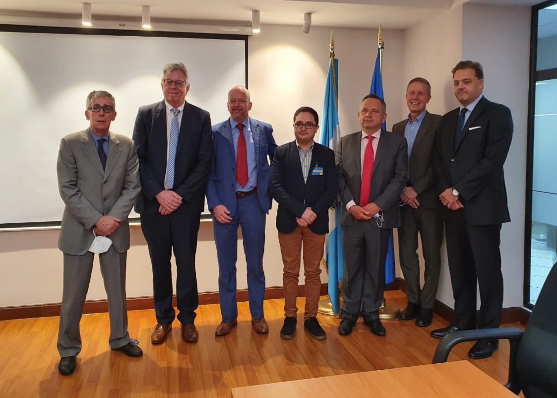 Representantes de misiones de las embajadas europeas en el país, junto al fiscal Juan Francisco Sandoval. (Foto: Embajada de Francia en Guatemala)
