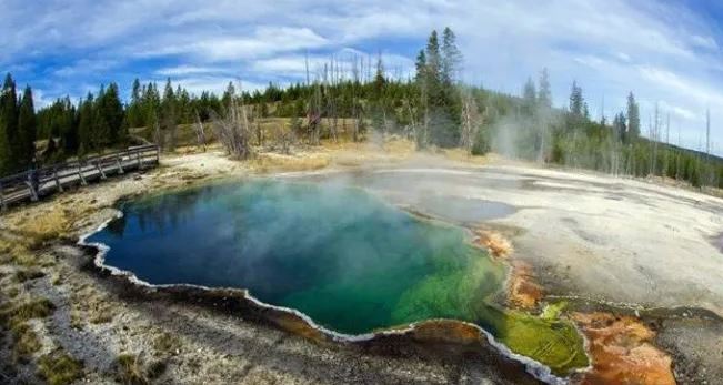 La erupción del supervolcán Yellowstone, bajo esta extraña laguna, podría ser catastrófica para la humanidad. (Foto: AFP)