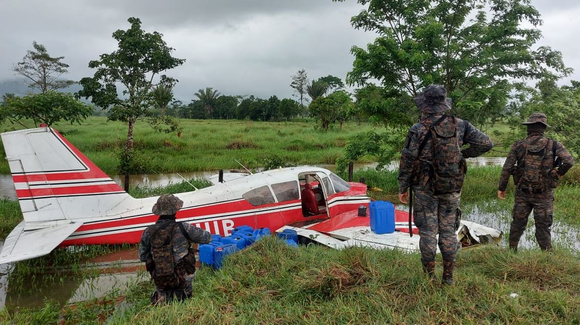 Avioneta TG-HIB se accidentó en la aldea Chocón, Río Dulce, Livingston, Izabal, pero Aeronáutica Civil afirma que esta no tenía registro de vuelo. (Foto Prensa Libre: Ejército de Guatemala)