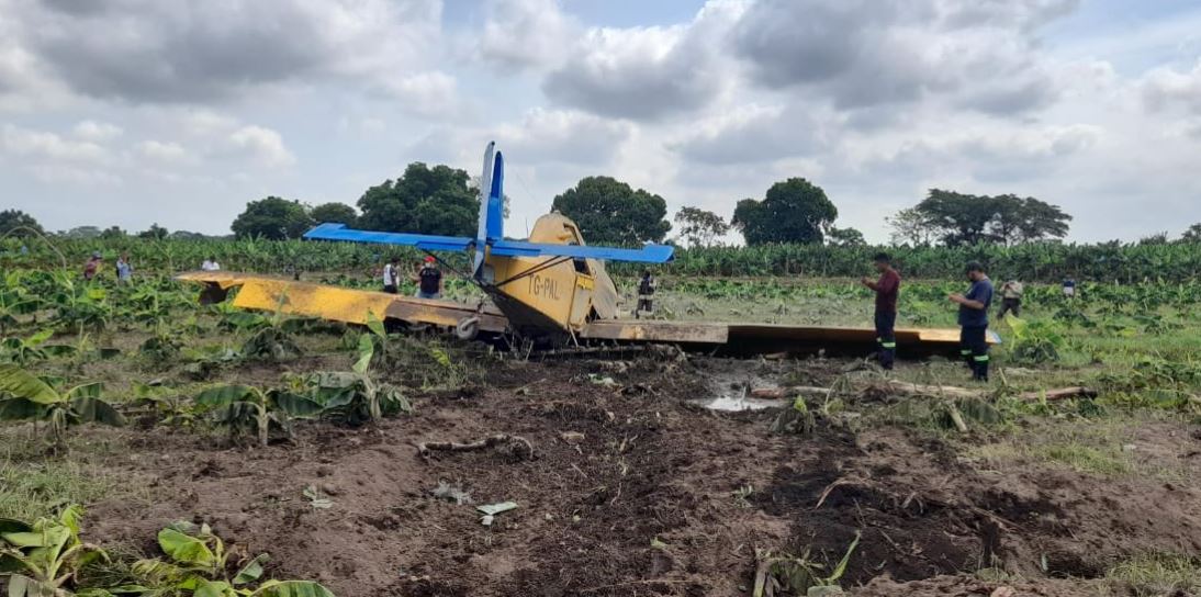 Aeronave fumigadora agrícola se accidentó en Escuintla. (Foto Prensa Libre: Bomberos Voluntarios)
