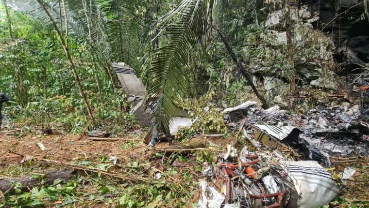 Durante la madrugada de est 31 de mayo de 2021, cerca de la aldea Cocales Chocón, Livingston, Izabal, se estrelló una narcoavioneta y dentro de ella murieron 2 personas. (Foto Prensa Libre: Ejército de Guatemala)