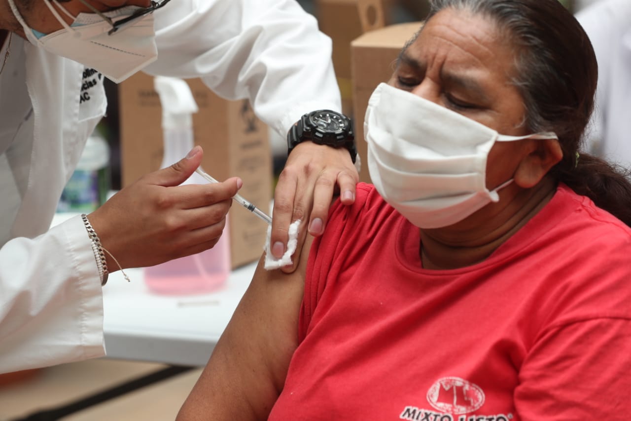 La ministra de Salud pide a los mayores de 60 años que no acudan a centros de vacunación si no han recibido notificación. (Foto Prensa Libre: Érick Ávila) 