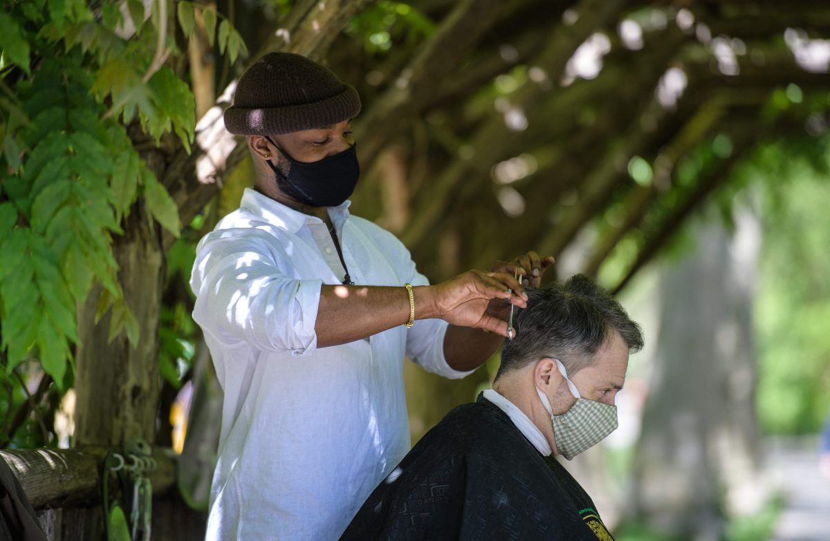 “Agarré mi silla, mis herramientas y las coloqué a la vista”: La historia del barbero de Central Park, la nueva atracción de Nueva York