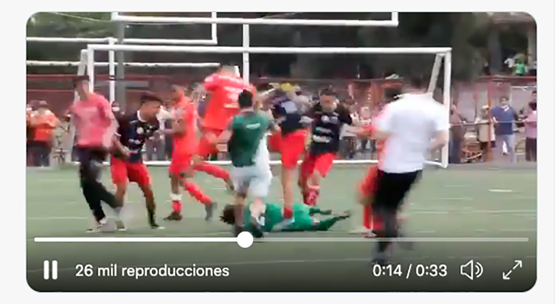 Jugadores  de Petroleros Poza Rica y Halcones de Zúñiga se enfrentan a golpes en el futbol de la Tercera División de México. (Foto Redes).