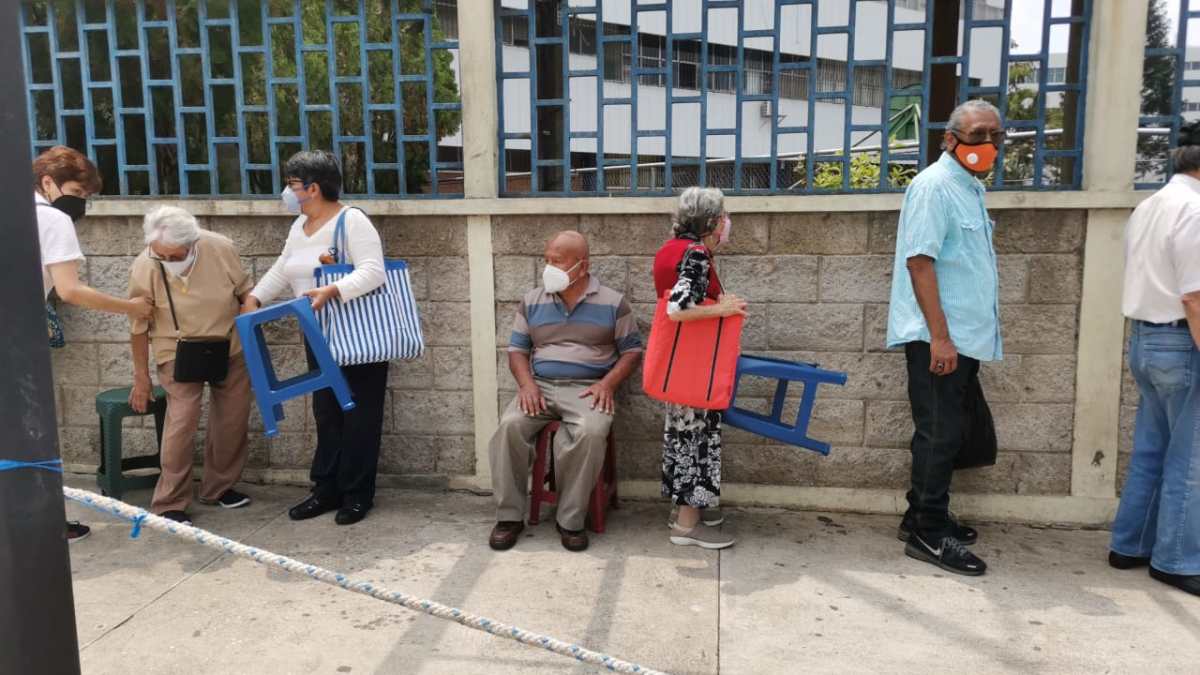 Largas filas, desinformación y aglomeraciones:  los problemas que guatemaltecos denunciaron en el segundo día de la fase 2 de la vacunación