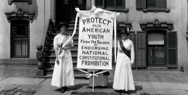 Lo que los activistas contra el licor -como estas mujeres con un cartel que dice: "Protejan a nuestra juventud estadounidense de los bares apoyando la prohibición nacional constitucional"- no habían logrado, se consiguió gracias a la guerra.
GETTY IMAGES
