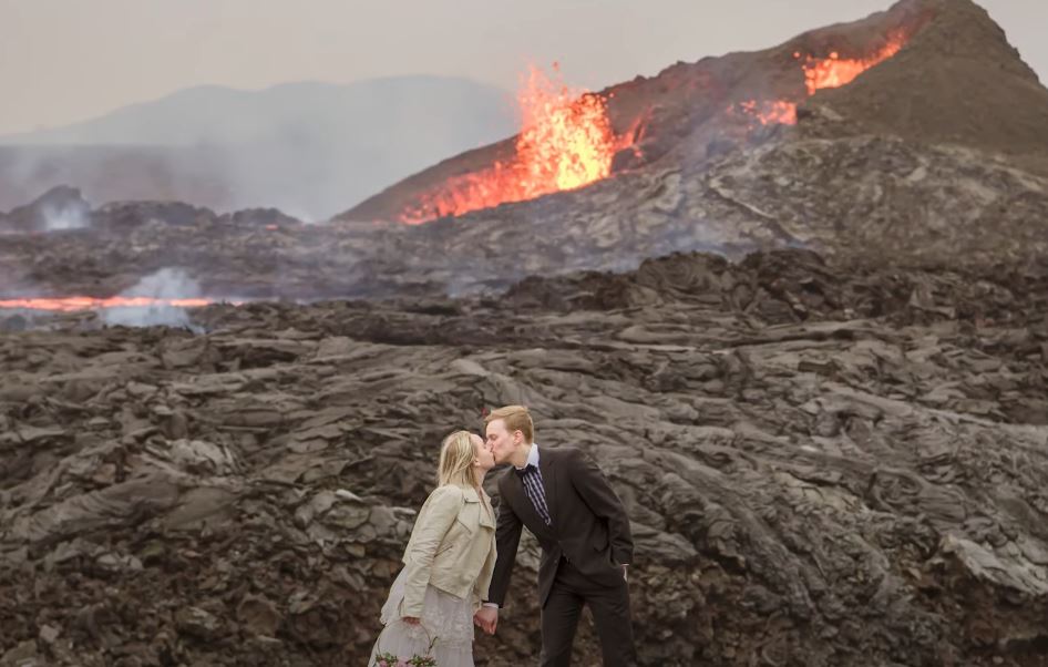 Pareja toma sesión de fotos para su boda frente a volcán en erupción. (Foto Prensa Libre: Tomada de YouTube/
Caters Clips)