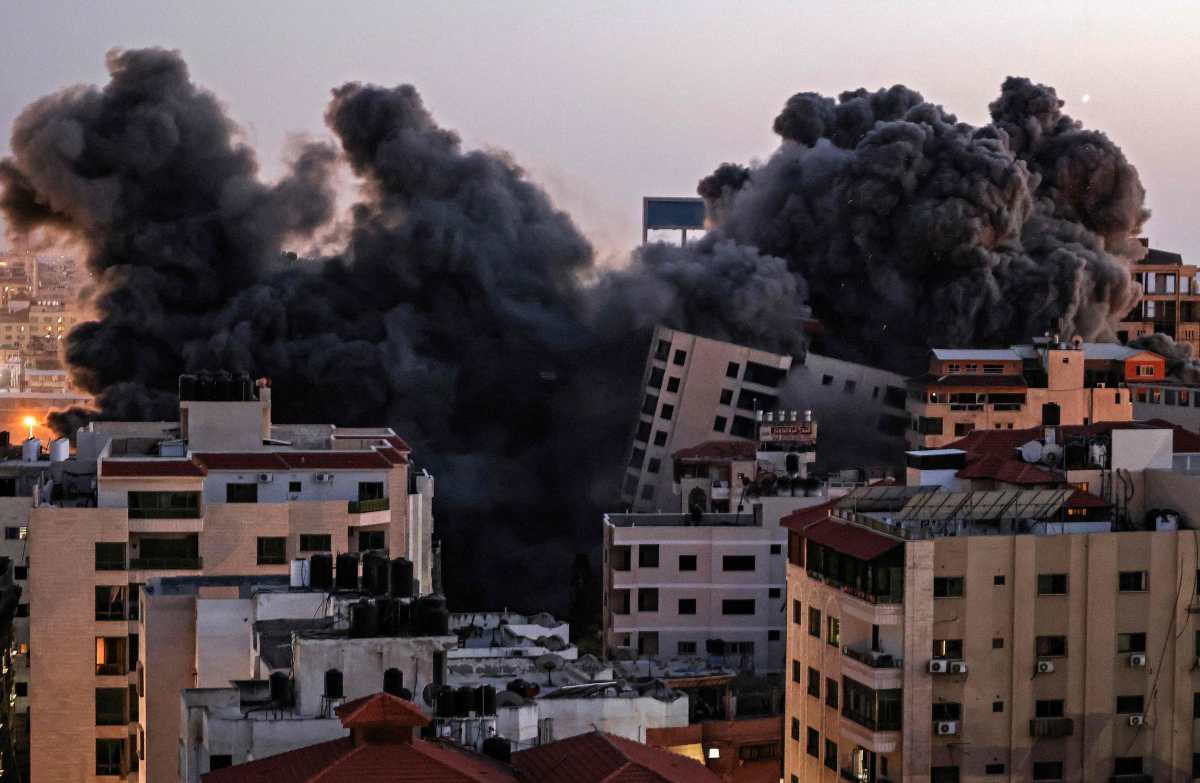 Video: El impactante momento cuando un edificio se desploma por los bombardeos entre israelíes y palestinos