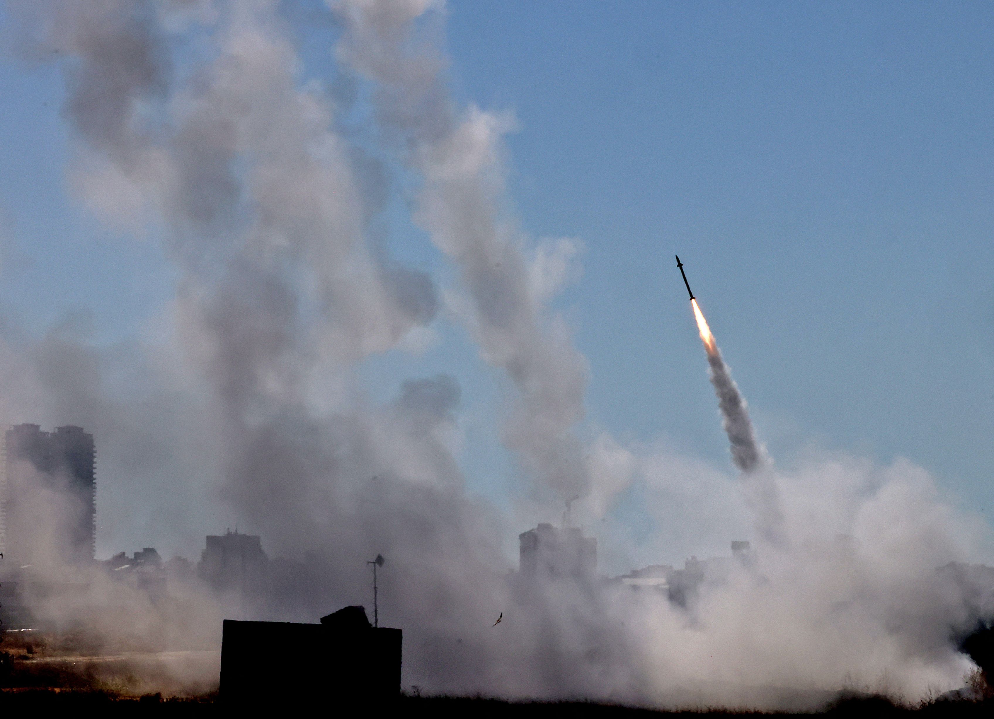 El sistema de defensa aérea Iron Dome de Israel se activa para interceptar un cohete lanzado desde la Franja de Gaza, controlado por el movimiento palestino Hamas, sobre la ciudad de Ashdod, en el sur de Israel. (Foto Prensa Libre: AFP)