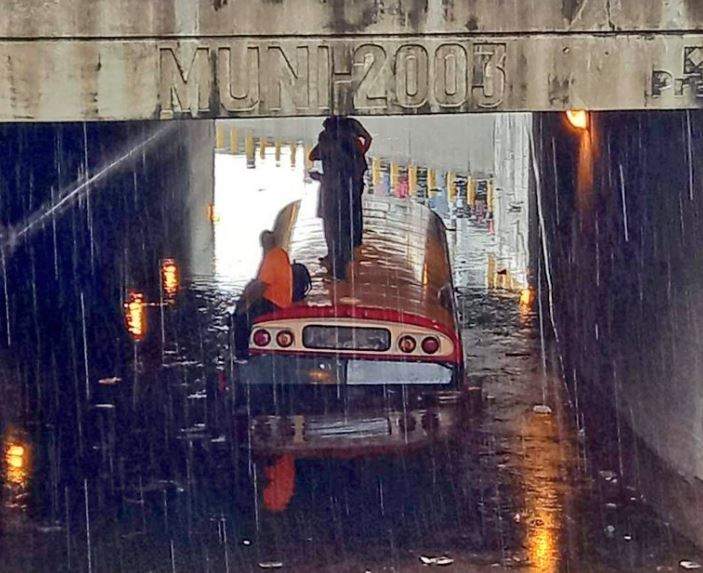Bus que quedó detenido en el paso a desnivel de la 13 calle, zona 12 de la capital. (Foto Prensa Libre: Cortesía)