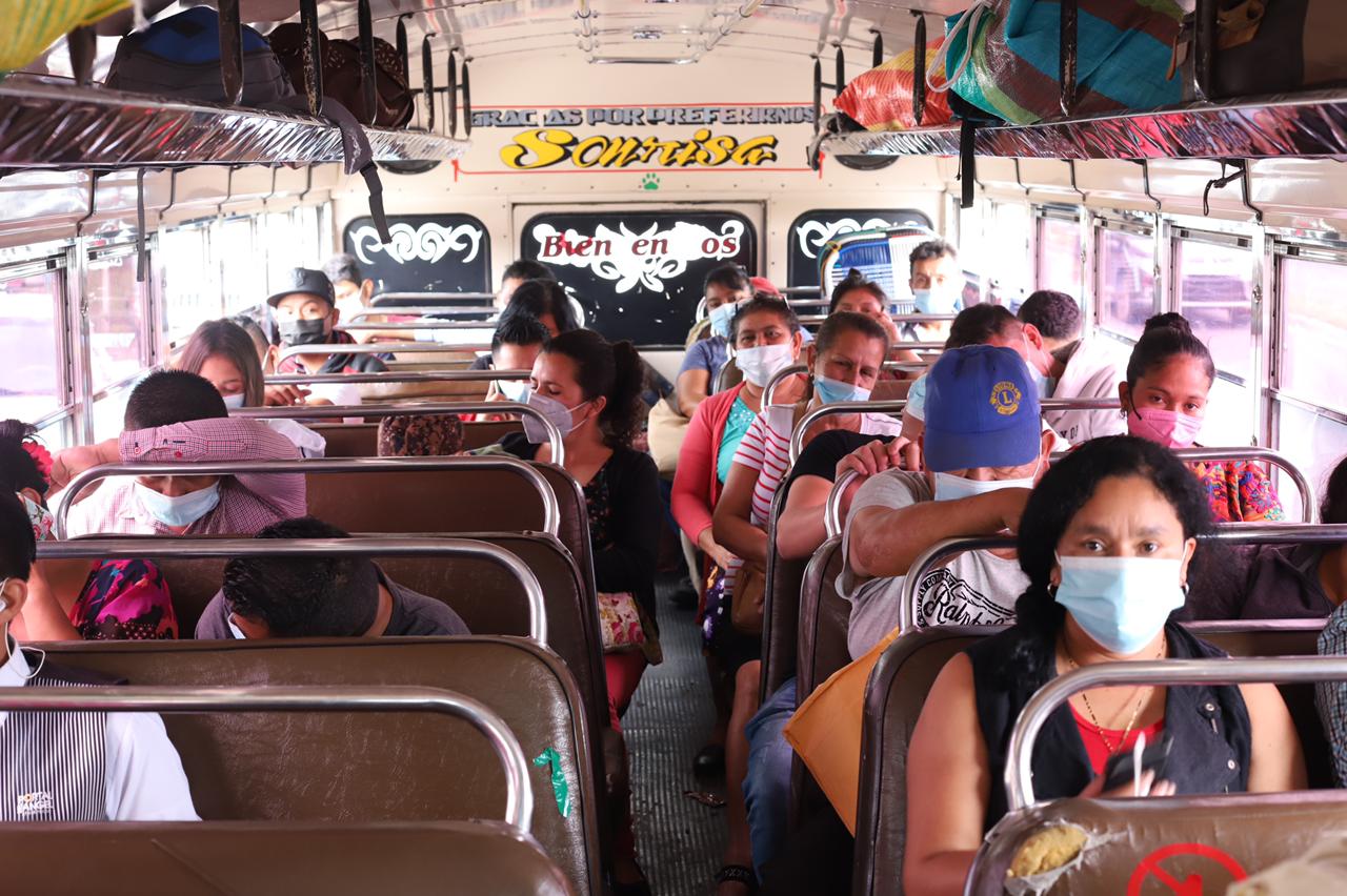En operativos, como el del viernes 7 de mayo, se ha verificado aforo y otras condiciones de las unidades de transporte de pasajeros. (Foto, Prensa Libre: PDH).
