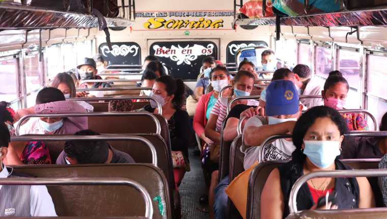 En operativos, como el del viernes 7 de mayo, se ha verificado aforo y otras condiciones de las unidades de transporte de pasajeros. (Foto, Prensa Libre: PDH).