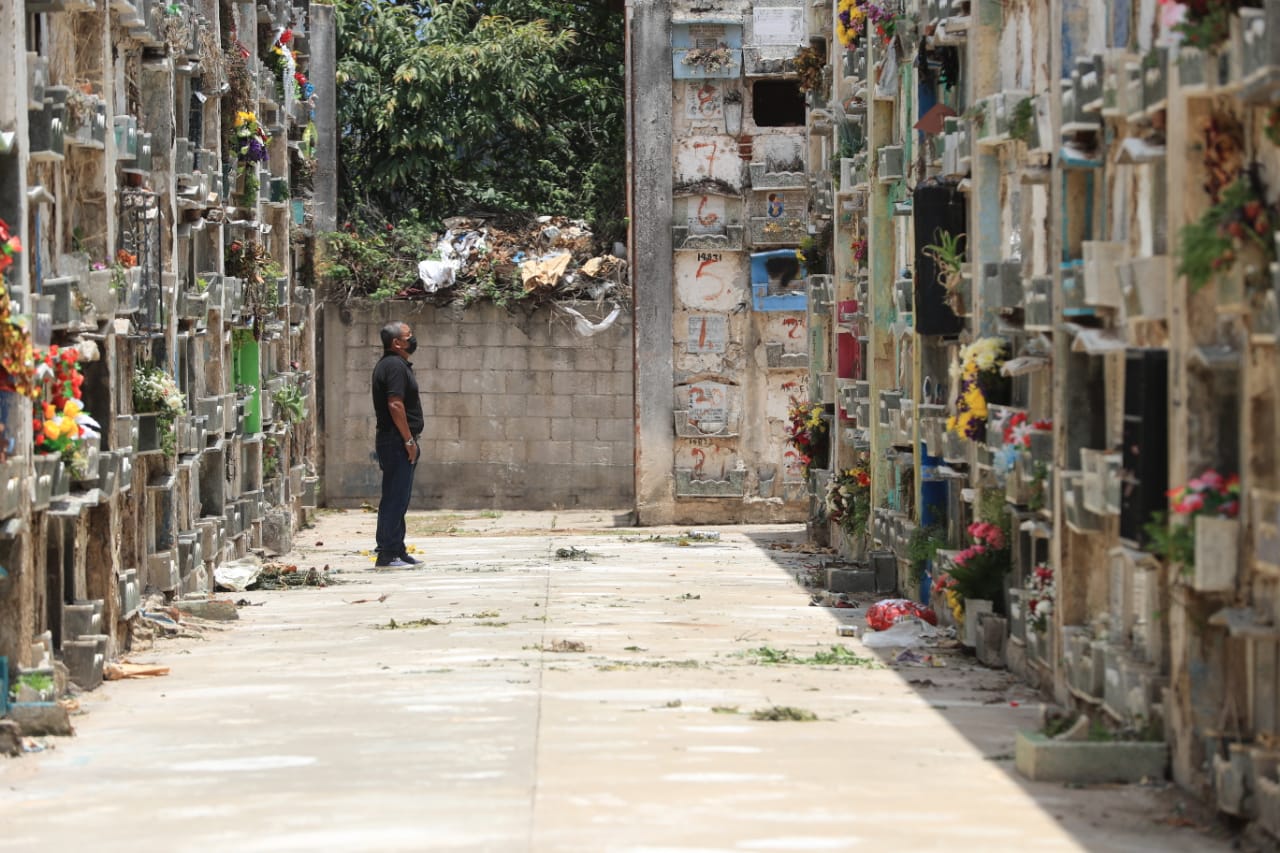 Carlos Aguilar visitó la tumba de María Esperanza Aguilar, su mamá, quien falleció hace 5 años. (Foto Prensa Libre: Byron García) 