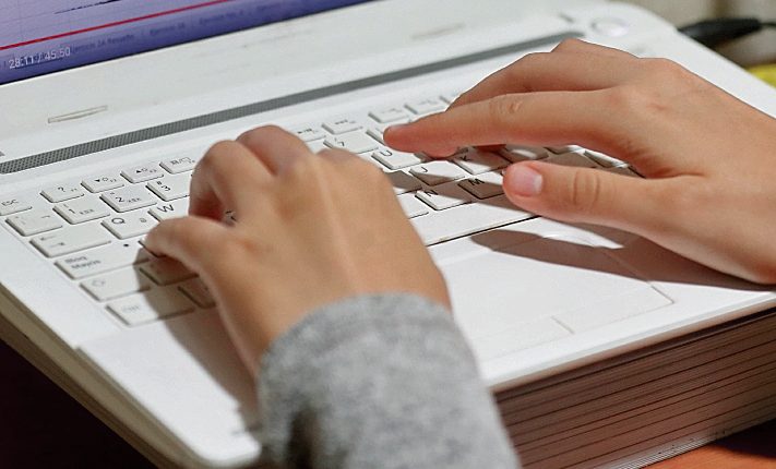 Jóvenes y niños reciben clases virtuales en sus hogares a hay varios que no pueden recibir las clases debido a que no cuentan con el servicio de internet esto empezó desde la pandemia del CORONAVIRUS. Fotografía. Erick Avila: 04/08/2020