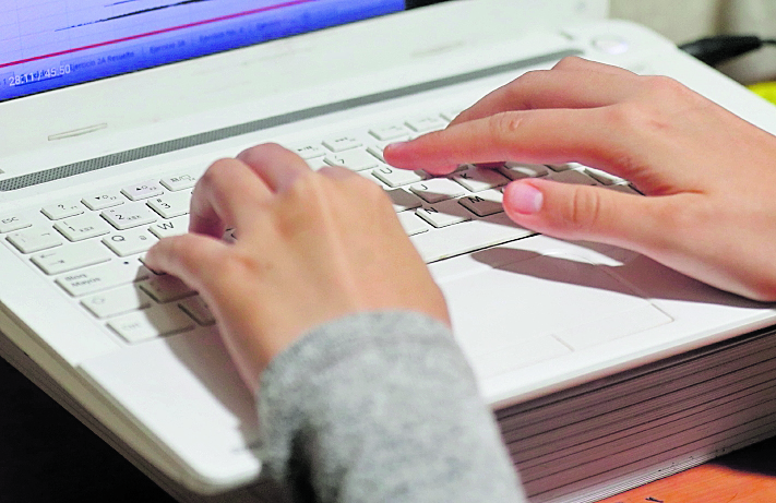 Con la pandemia del covid-19 y el confinamiento, las redes sociales y las plataformas digitales se han vuelto una necesidad, los estudiantes recurren a ellas para seguir con las clases virtuales, pero en estos espacios están expuestos al ciberacoso. (Foto Prensa Libre: Hemeroteca PL)