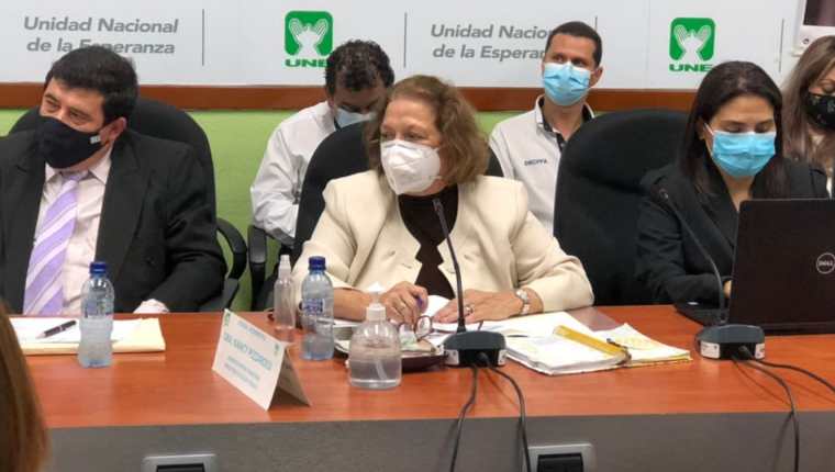 Nancy Pezzarossi, viceministra de Salud, en la citación de la bancada de la UNE (Foto Prensa Libre: Carlos Kestler)