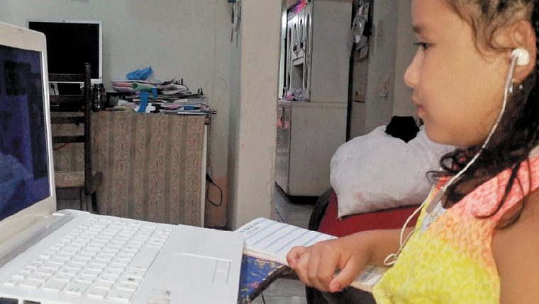 El centro educativo el Valle de la Sabiduría da clases virtuales niños reciben clases en su viviendas debido al coronavirus. Fotografía. Erick Avila: 17/04/2020
