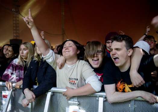 Una muchedumbre de 5 mil personas pudo cantar y bailar sin mascarilla ni distancia durante un festival de música organizado en el norte de Inglaterra. (Foto Prensa Libre: AFP) 