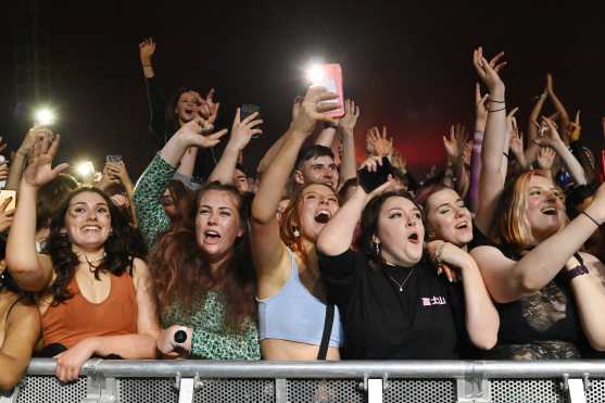 Los fanáticos ven a Blossom actuar en un concierto de música en vivo sin distanciamiento. (Foto Prensa Libre: AFP) 
