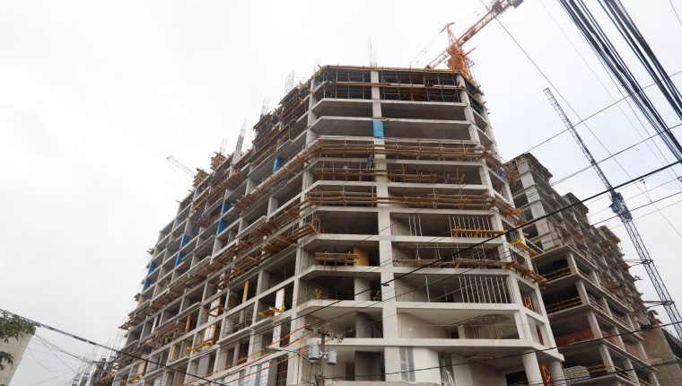 Los plazos para trámites y permisos para la construcción aún son extensos, coincidieron funcionarios de gobierno y directivos de la Cámara Guatemalteca de la Construcción. (Foto, Prensa Libre: Hemeroteca PL).