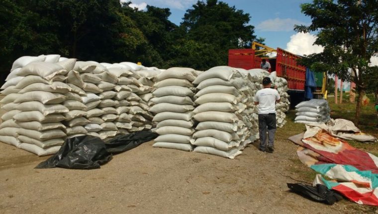 Alimentos, abarrotes, bebidas, productos de limpieza y otros entran de contrabando al país. (Foto, Prensa Libre: Hemeroteca PL).