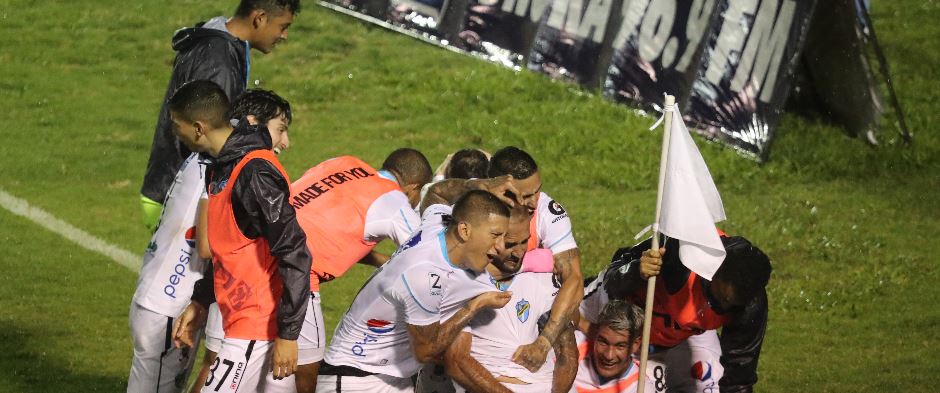 Festejo de los jugadores cremas en el juego contra Santa Lucía Cotz. (Foto Prensa Libre: Érick Ávila)