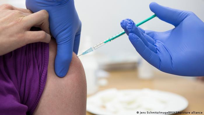 ¿Tiene sentido que las personas que se contagiaron con el coronavirus se vacunen? Y si es así, ¿cúando deben hacerlo? (Foto Prensa Libre: Jens Schmitz/imageBROKER/picture alliance)